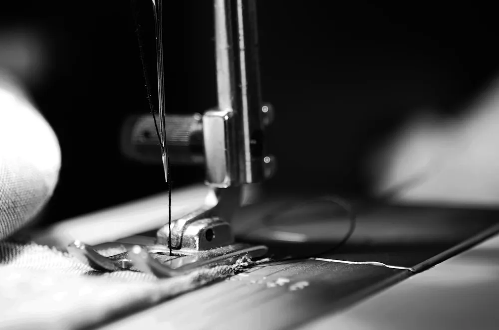 Nähen an der Maschine – Handwerk in der Änderungsschneiderei