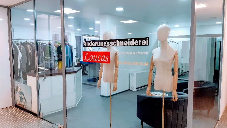 Innenraum der Änderungsschneiderei Loucas mit Kleiderstangen und Schneiderpuppen