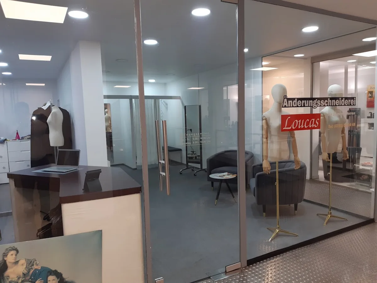 Ladenlokal der Änderungsschneiderei Loucas an der Kaiserstraße in Karlsruhe mit Schneiderbüsten und Anprobebereich